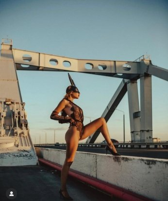 В Москве я создам для тебя атмосферу уюта и комфорта, где ты сможешь полностью расслабиться и насладиться моментом. У меня есть широкий спектр услуг, которые удовлетворят даже самые скрытые фантазии. 💫 Мое опытное и нежное прикосновение не оставит равнодушным ни одного мужчину. Фото соответствуют действительности, и мои отзывы говорят о моей ненаглядности и профессионализме. Расскажи мне о своих желаниях, и я с удовольствием сделаю все, чтобы они исполнились. Жду тебя у себя в уютной городской квартире в центре Москвы. Не упусти свой шанс на незабываемую встречу! 😘 Валентина